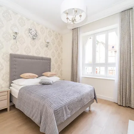 Elegant Victus Close To The By Renters 아파트 *